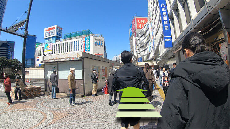 プリート新宿店への道順1:新宿駅西口を右へ小田急百貨店・小田急ハルクが見えます